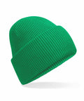 The Beechfield B385R is showcased with its vibrant green hue, featuring a knitted design and a folded brim, all set against a pristine white backdrop.