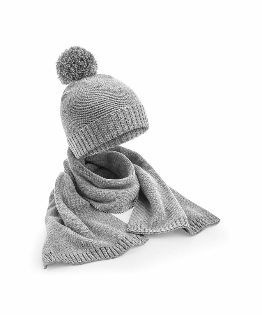 Beechfield B401R gray knit hat with pom-pom and matching scarf, laid out on a white background.