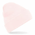 A Beechfield BC045 beanie in light pink with ribbed design and a folded brim, displayed on a white background.