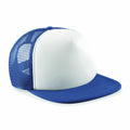 The BC645 by Beechfield, a blue and white trucker hat featuring a mesh back and curved brim, is displayed against a plain background.