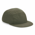 The BC659 cap by Beechfield features a plain olive green design with a soft crown and flat brim. It includes two small ventilation holes on each side and is made from lightweight, smooth fabric, making it ideal for casual wear.