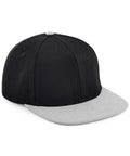 Explore the BC661 by Beechfield, a black snapback cap featuring a flat, gray brim and a coordinating top button.