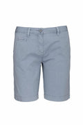 The KB753 by Kariban is a pair of light blue denim shorts featuring belt loops and a button closure. These shorts include two front pockets and are neatly folded at the hem.
