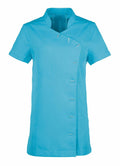 Introducing Premier's PR682: a turquoise short-sleeved tunic featuring a mandarin collar and an asymmetric button closure. The buttons gracefully run diagonally from the shoulder to mid-torso, crafted from smooth, lightweight fabric for ultimate comfort.