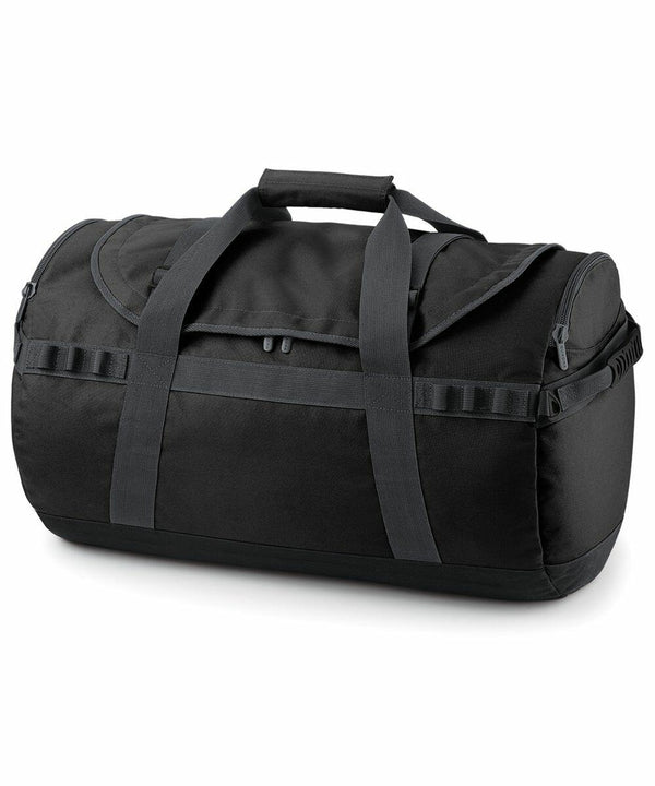 A large black Quadra QD525 with two short handles and a zippered top closure.