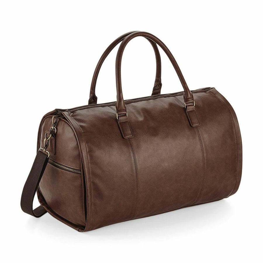 The Quadra QD880 is a brown leather duffel bag equipped with dual handles, an adjustable shoulder strap, and a side pocket with a zipper.