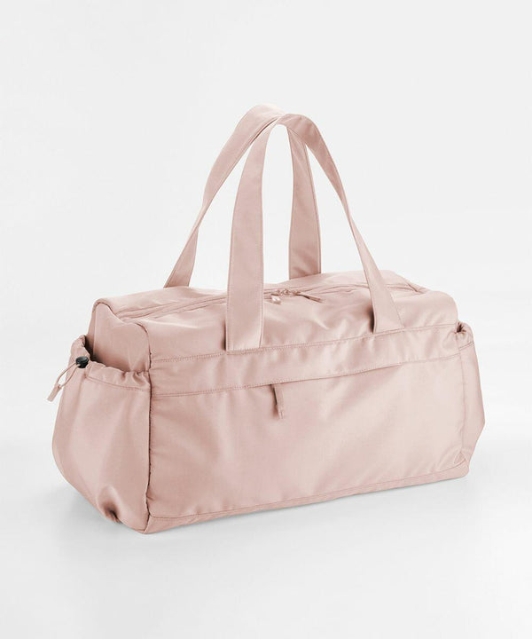 A Quadra QS300 with two handles, a zippered closure, and a front zippered pocket is shown against a white background.