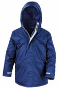 Result Core's R207J is a blue hooded rain jacket equipped with a front zipper and two spacious pockets. It features reflective strips on the cuffs for added visibility and is fully lined to provide comprehensive weather protection.