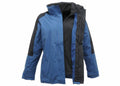 The RG086 jacket from Regatta Professional features a zippered front and adjustable cuffs in blue and black.