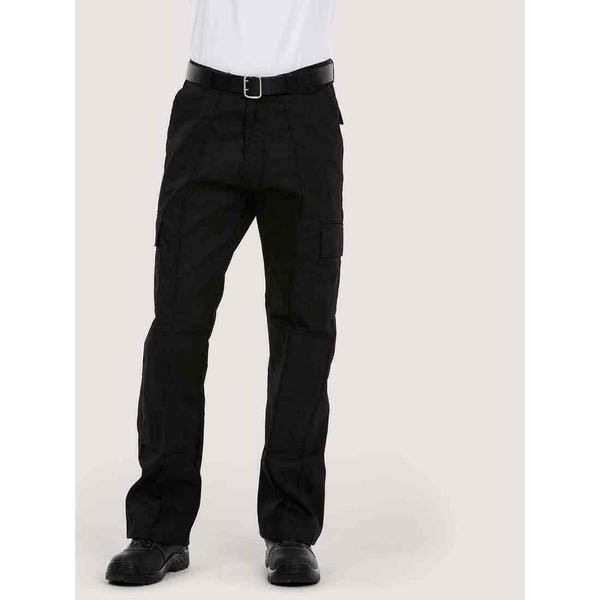 A man wearing a UC904 Black Uneek cargo kneepad trousers